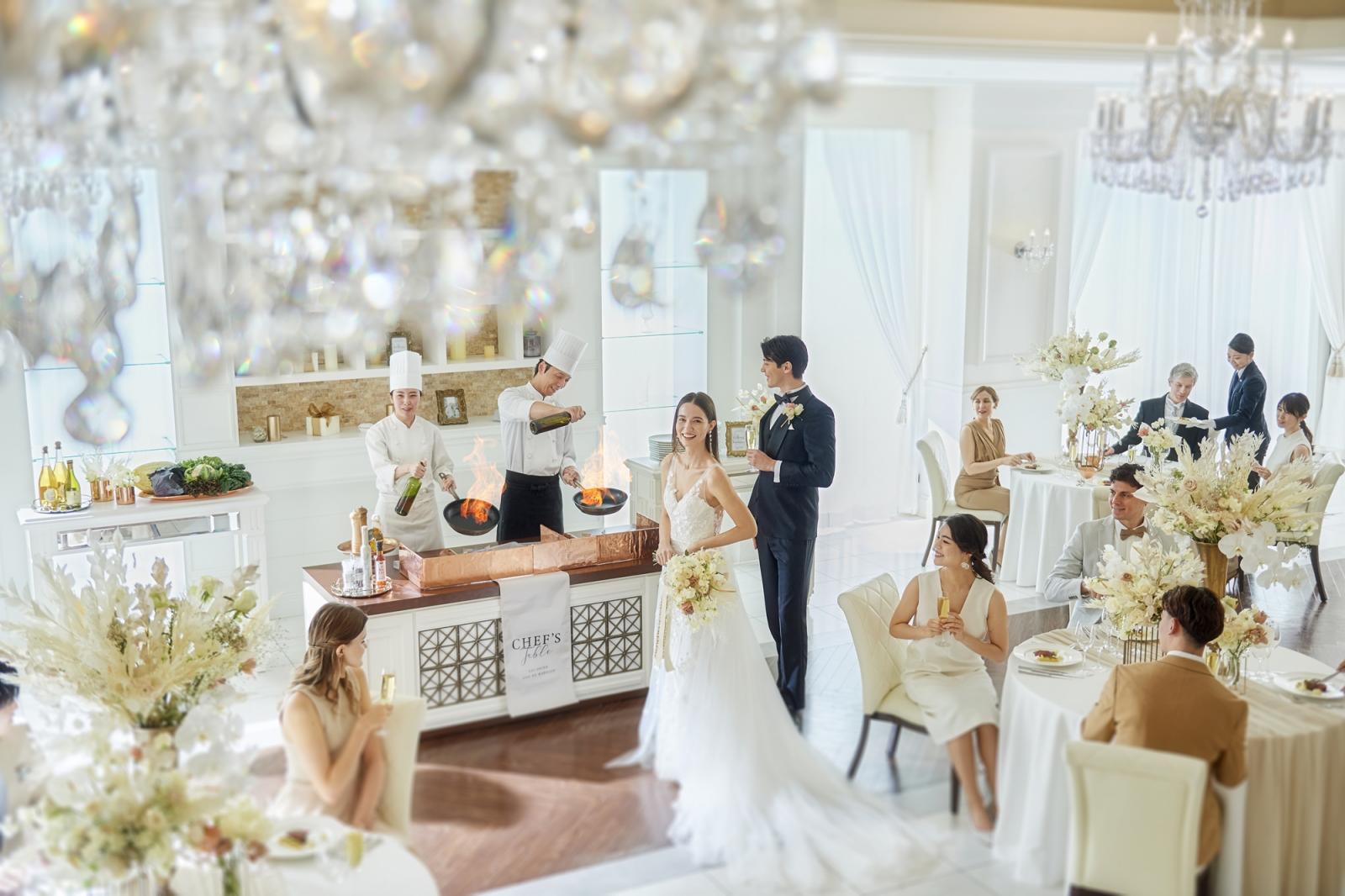 オープンキッチンでのシェフのライブパフォーマンスも楽しめる