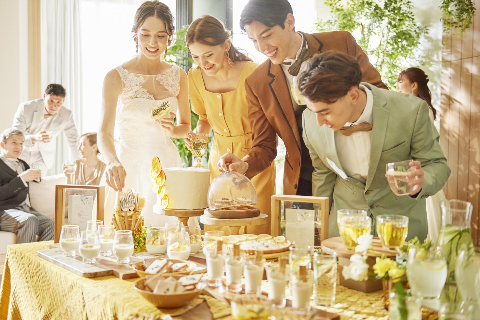 まるで宝石箱をひらいたように輝くスイーツの数々。すべて専属パティシエによって手作りされた芸術品。見た目にも美しく、ゲストの心をくすぐるスイーツは季節やテーマに合わせて器選びからこだわりぬいてご用意