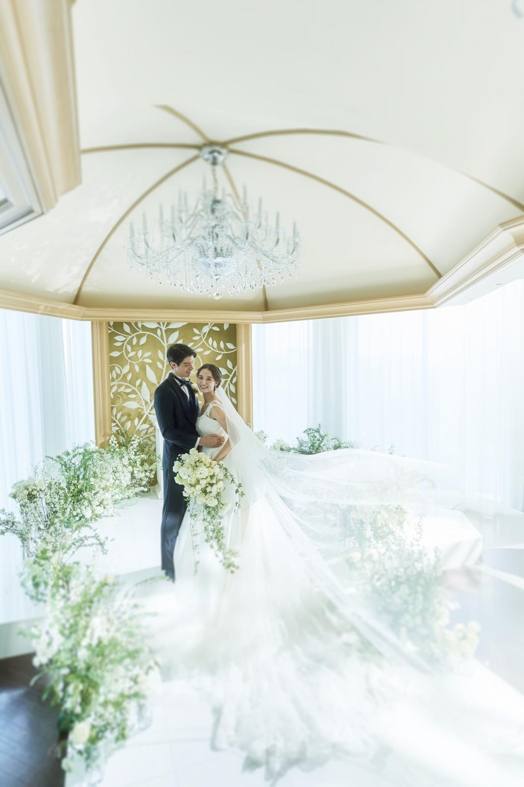 優しい光に包まれて迎える誓いの瞬間。美しい光景にゲストからも感嘆の声がもれる