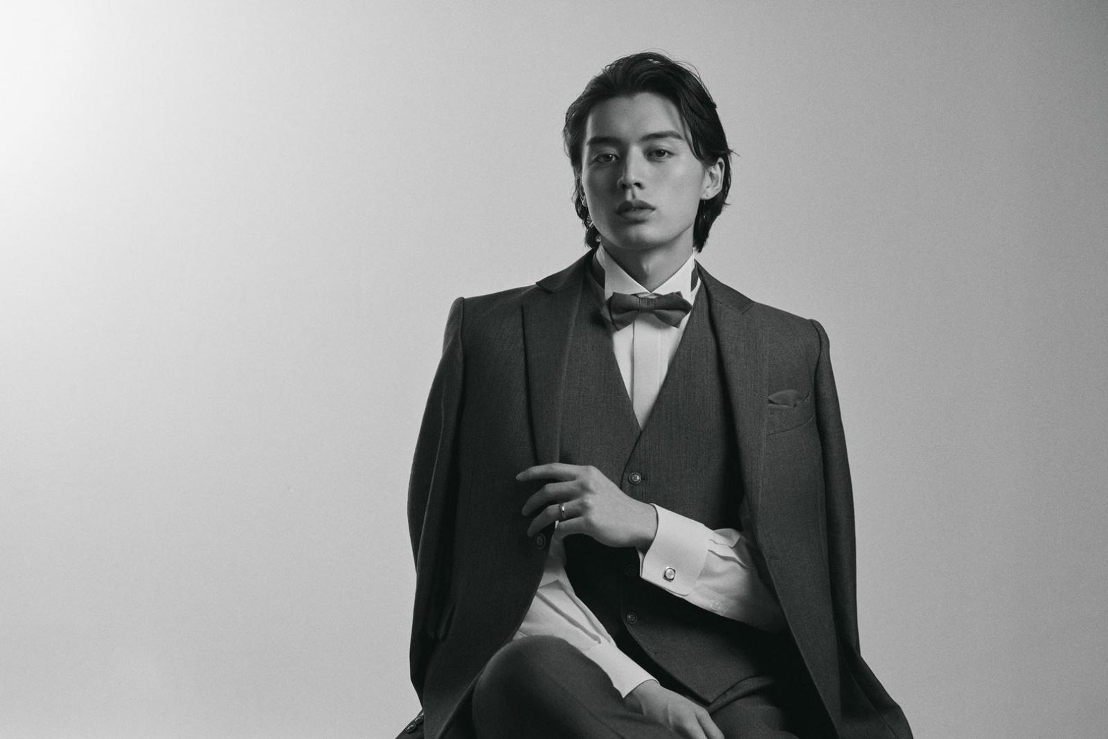 洗練されたシルエットが引き立つ上質なフォーマルスタイル