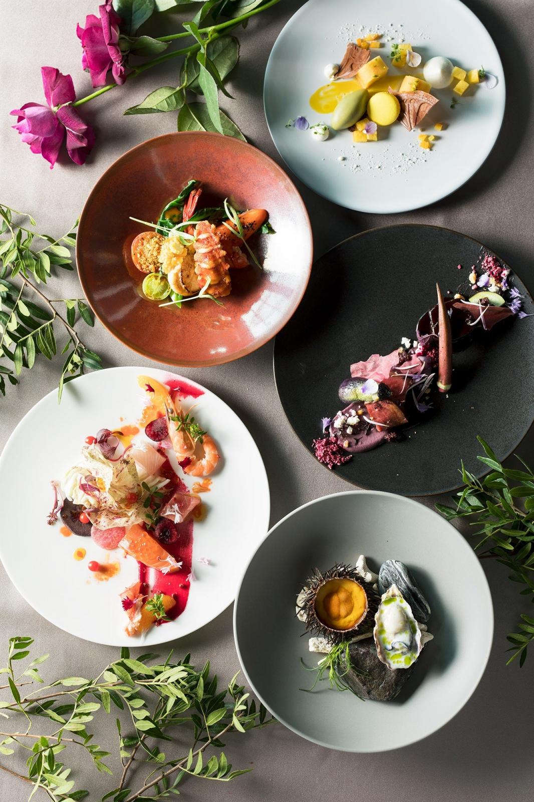 フレンチの伝統的な料理法や華やかな盛り付けが二人の祝宴を彩る。見た目も香りも豊かな五感で愉しむ料理