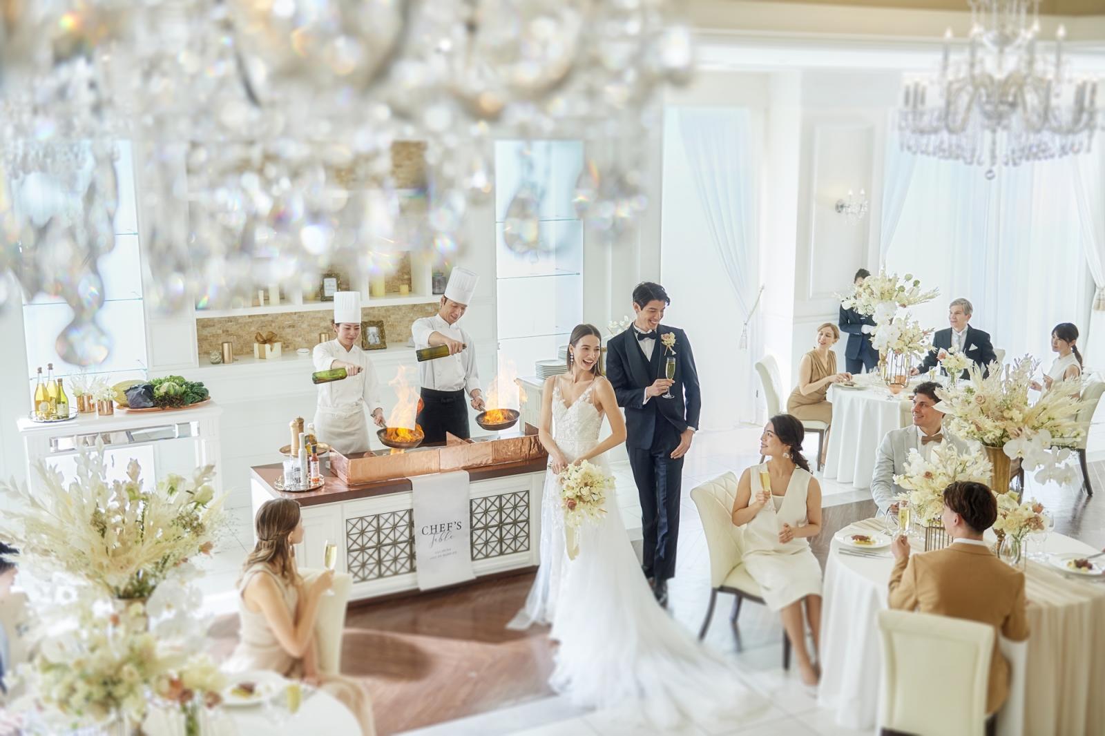 射し込む光にキラキラと反射する天井のクリスタルシャンデリアが幻想的なパーティ会場。ゲストと距離感が近く、アットホームなパーティが叶う