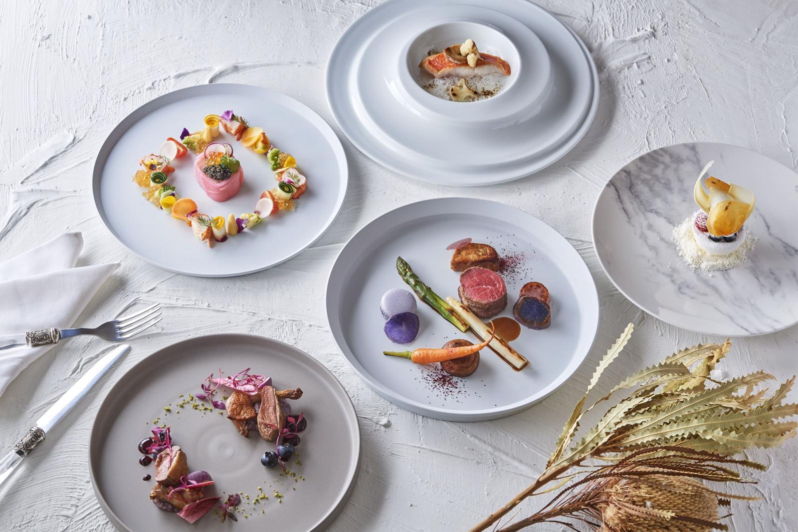 食材や風味、味わいはもちろんのこと、お皿やカトラリーなどの一つ一つのアイテムにもこだわった料理の数々。世代を超えて好まれる「和」の風味をフレンチと融合させたヌーベル・キュイジーヌ・ジャポネ