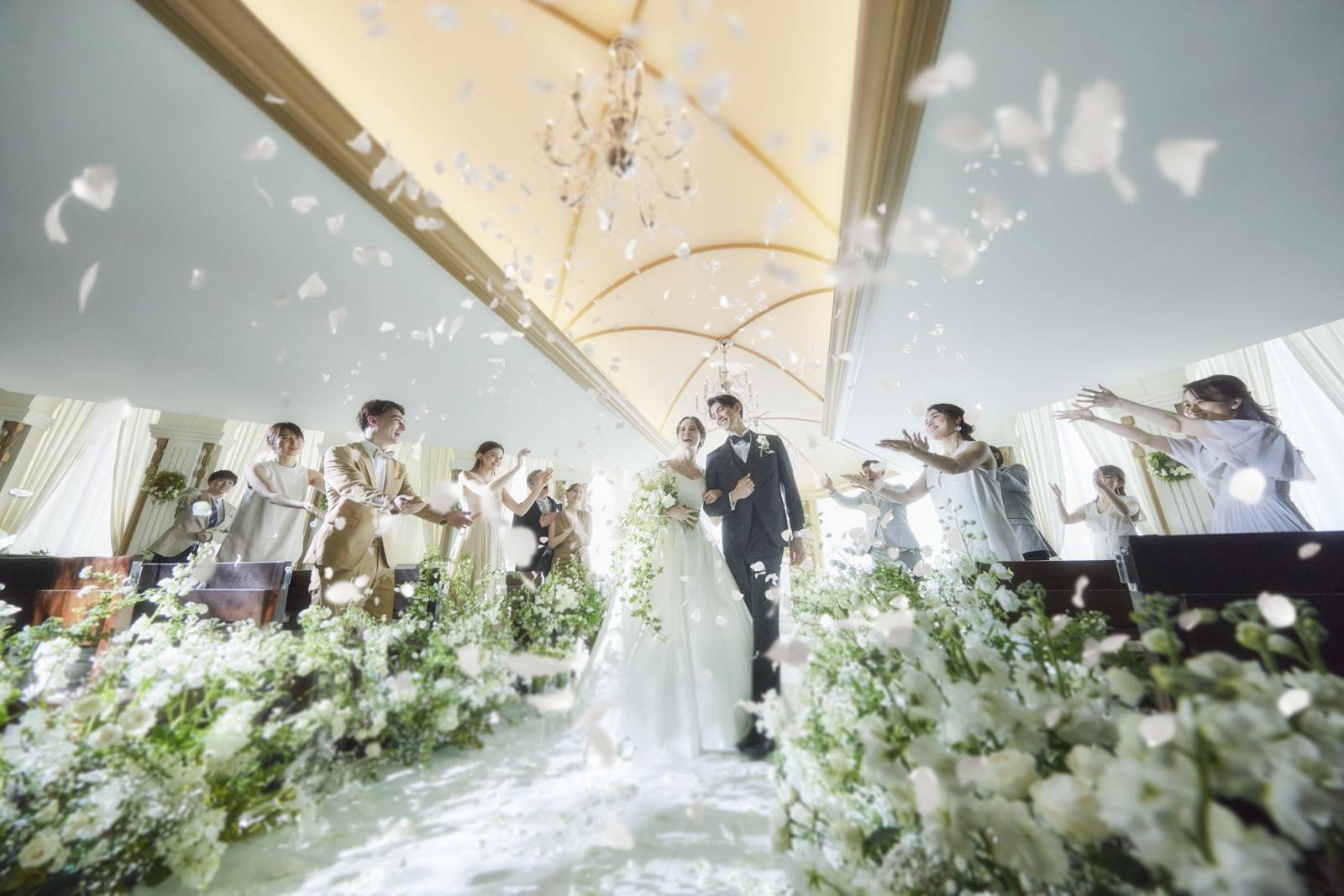 優雅なホテルのような上質感が漂うナチュラル×ラグジュアリーな空間。グリーンを使ったコーディネートも◎