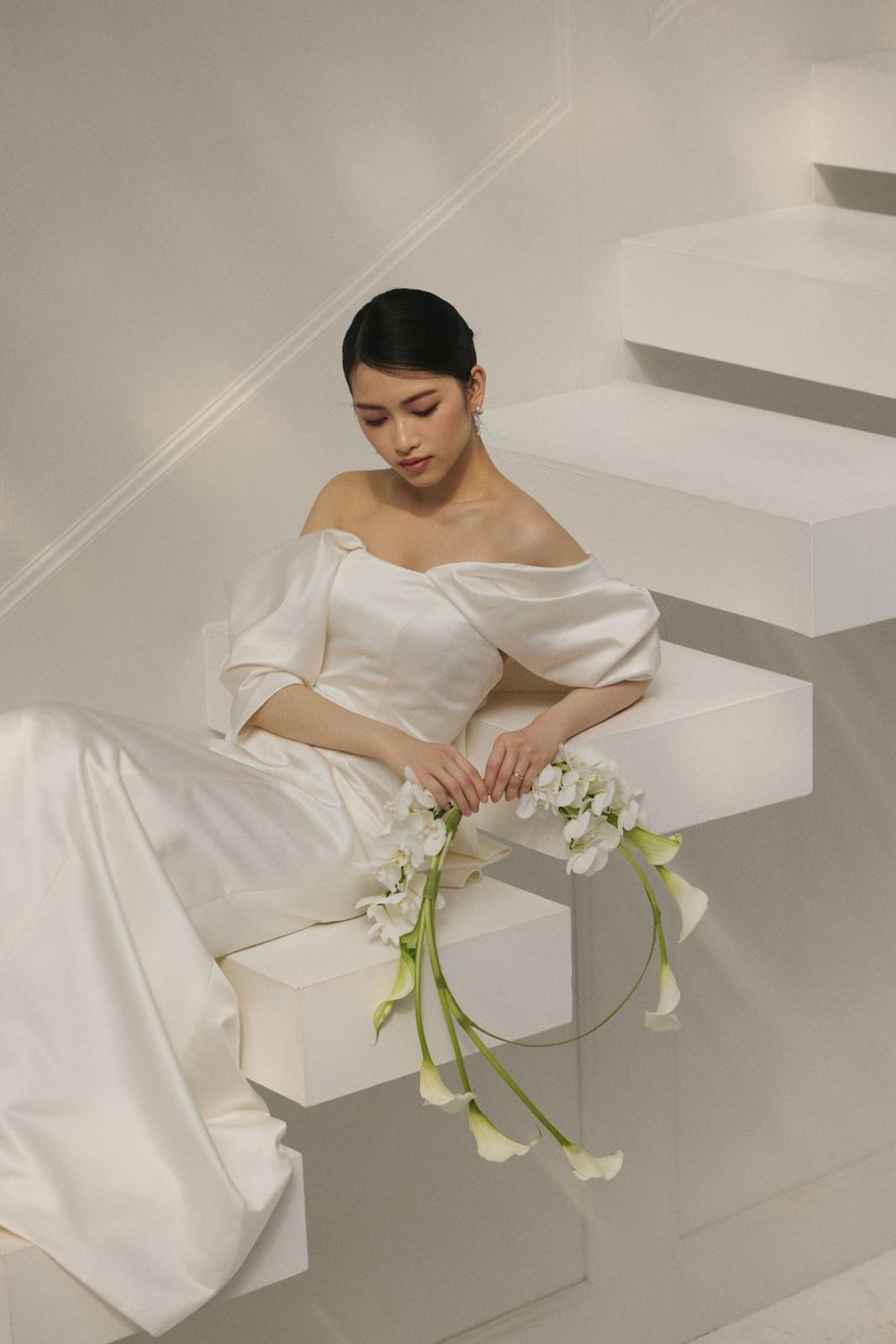 しなやかな生地が美しく流れる、上品で洗練されたドレス。