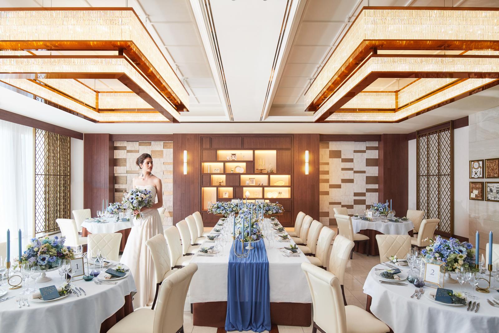 【モダンスイートレジデンス】窓からの自然光が明るく射し込む、アットホームな空間でゲストをおもてなし。貸切会場だからこそ、テーブルレイアウトも自由にアレンジ可能