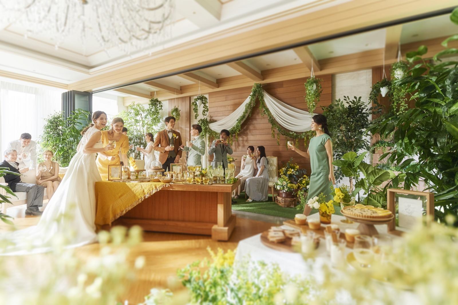 ナチュラルな緑に包まれたパーティ会場でゲストと温かなひとときを