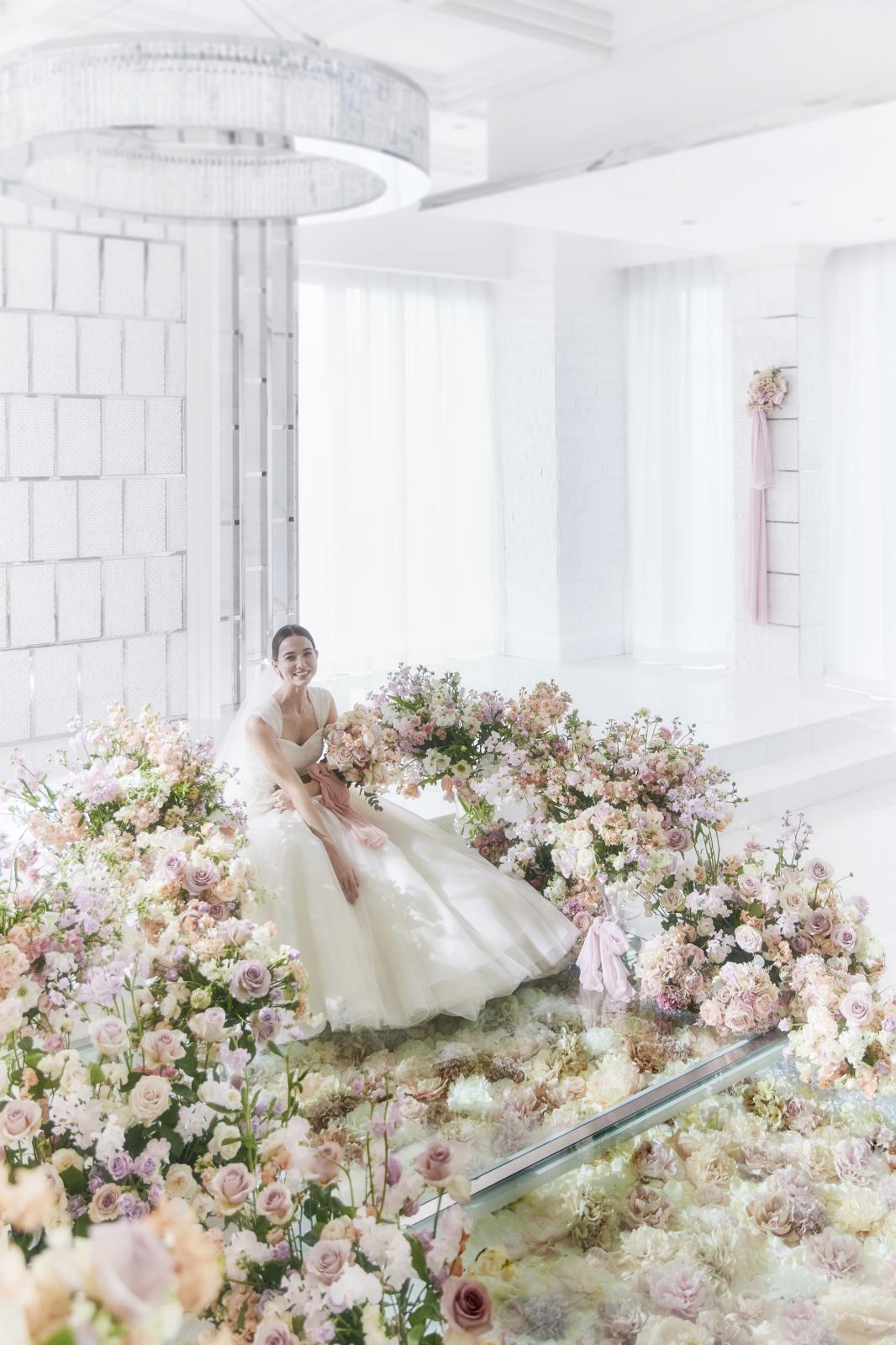 どんな色にも自由に染まる純白のチャペル