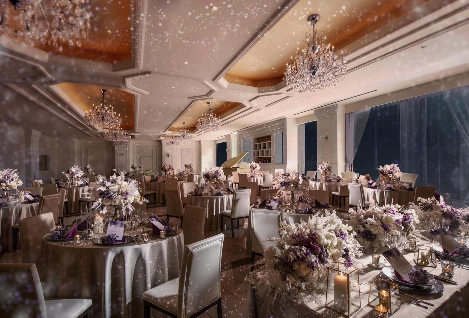 優雅に揺れるキャンドルの光が、洗練されたナイトウエディングのひとときを彩る