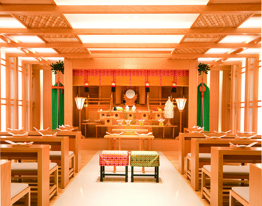 桜の木を使用した上品で優雅な空間での格調高い挙式。 前室の約2万個のスワロフスキーを使用した クリスタルアートは、これから始まる挙式に際して 厳かな気持ちにさせてくれます。