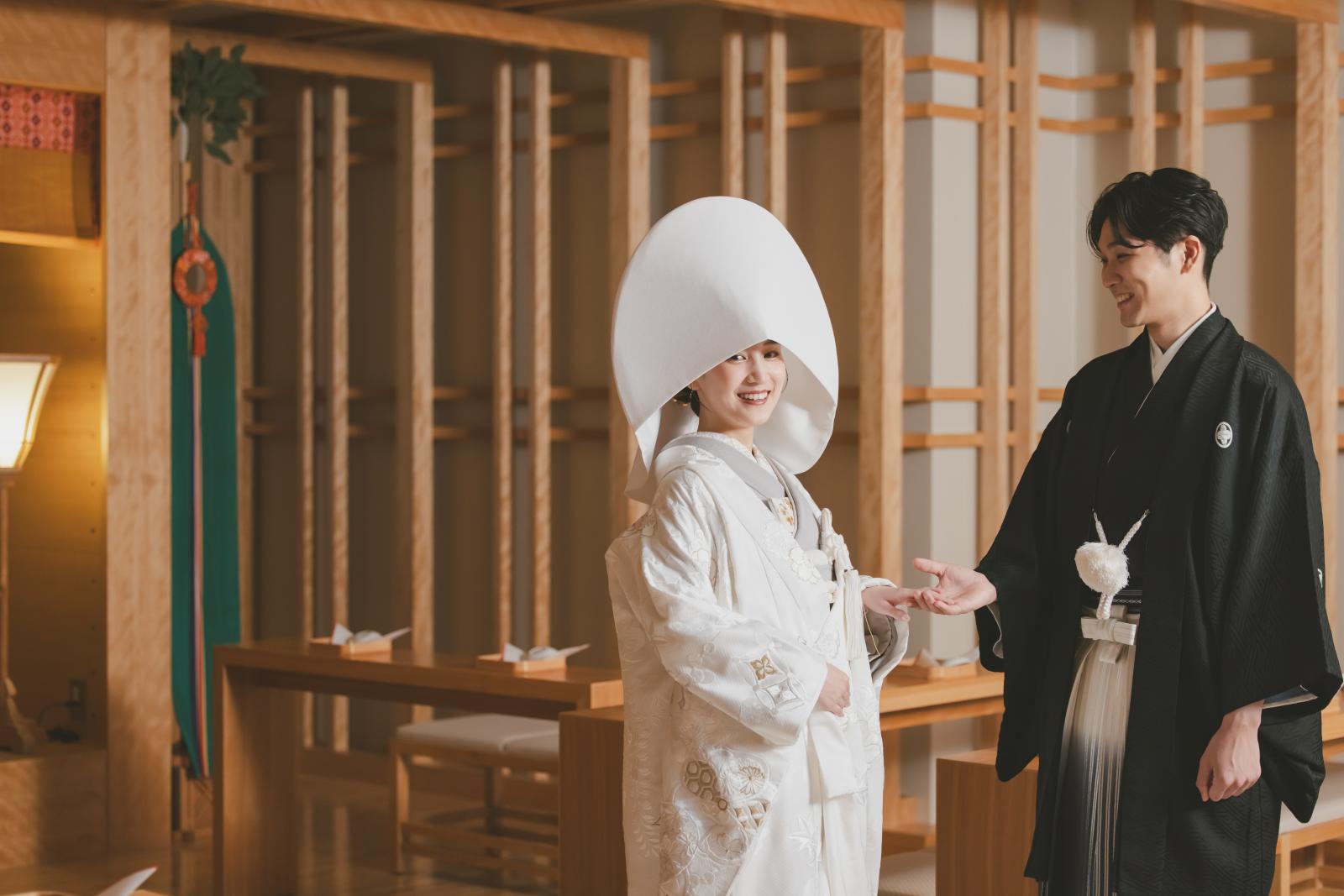 【神殿内】<br />
優しい桜の木の香りが感じられる明るく凛とした空間で、日本の伝統を感じる挙式が叶う。