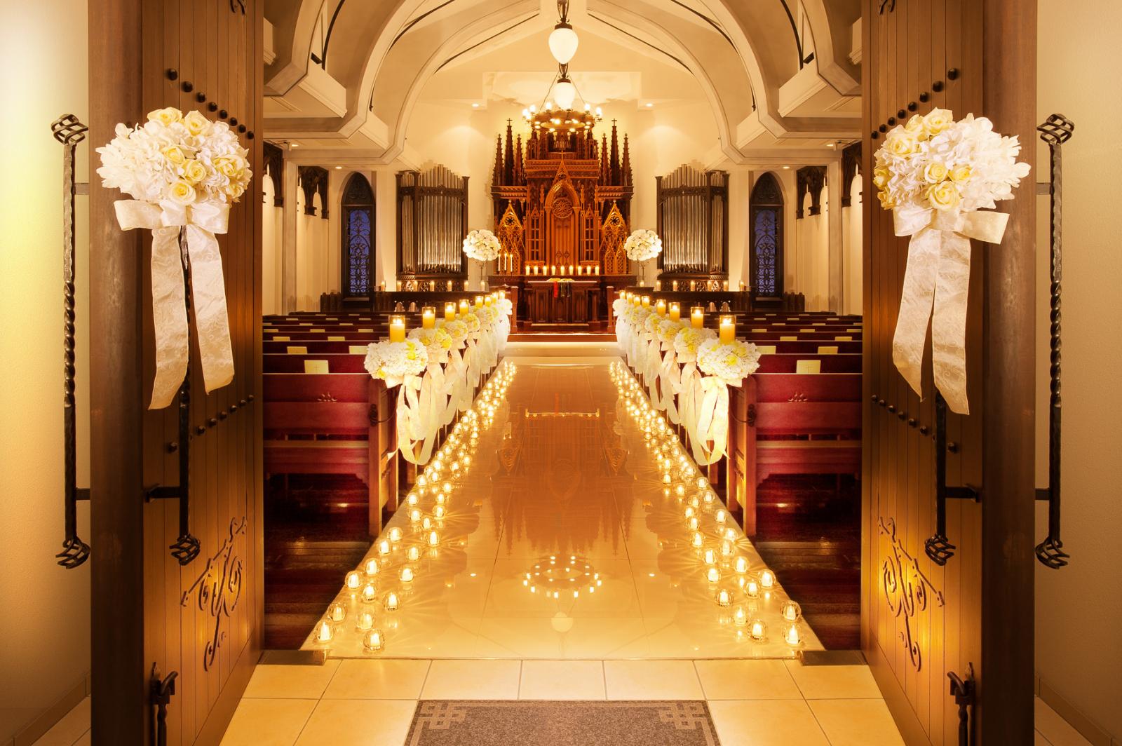 賛美歌の美しい調べに包まれて誓う永遠の愛・・・。<br />
荘厳で優雅な雰囲気の独立型新チャペル「サンタムール」で、おふたりの聖なる誓いを交わすウェディング。