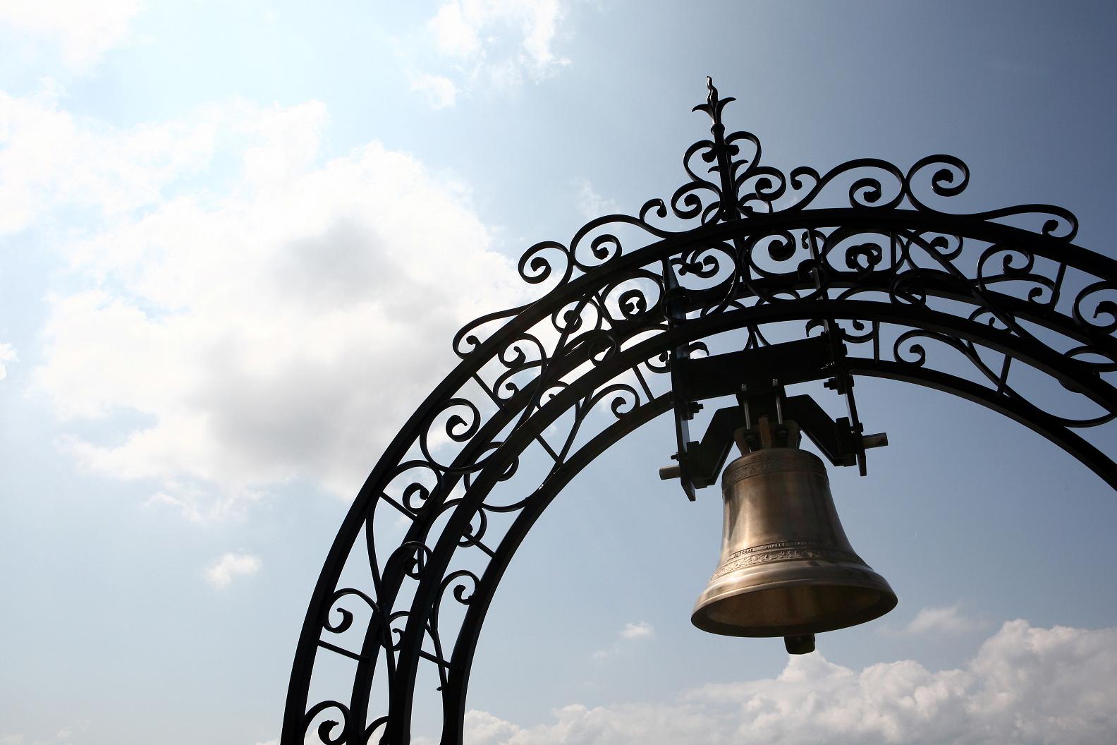 【カリヨンの鐘】<br />
新郎新婦の幸せを願い鳴り響く、美しい鐘の音とともに退場。