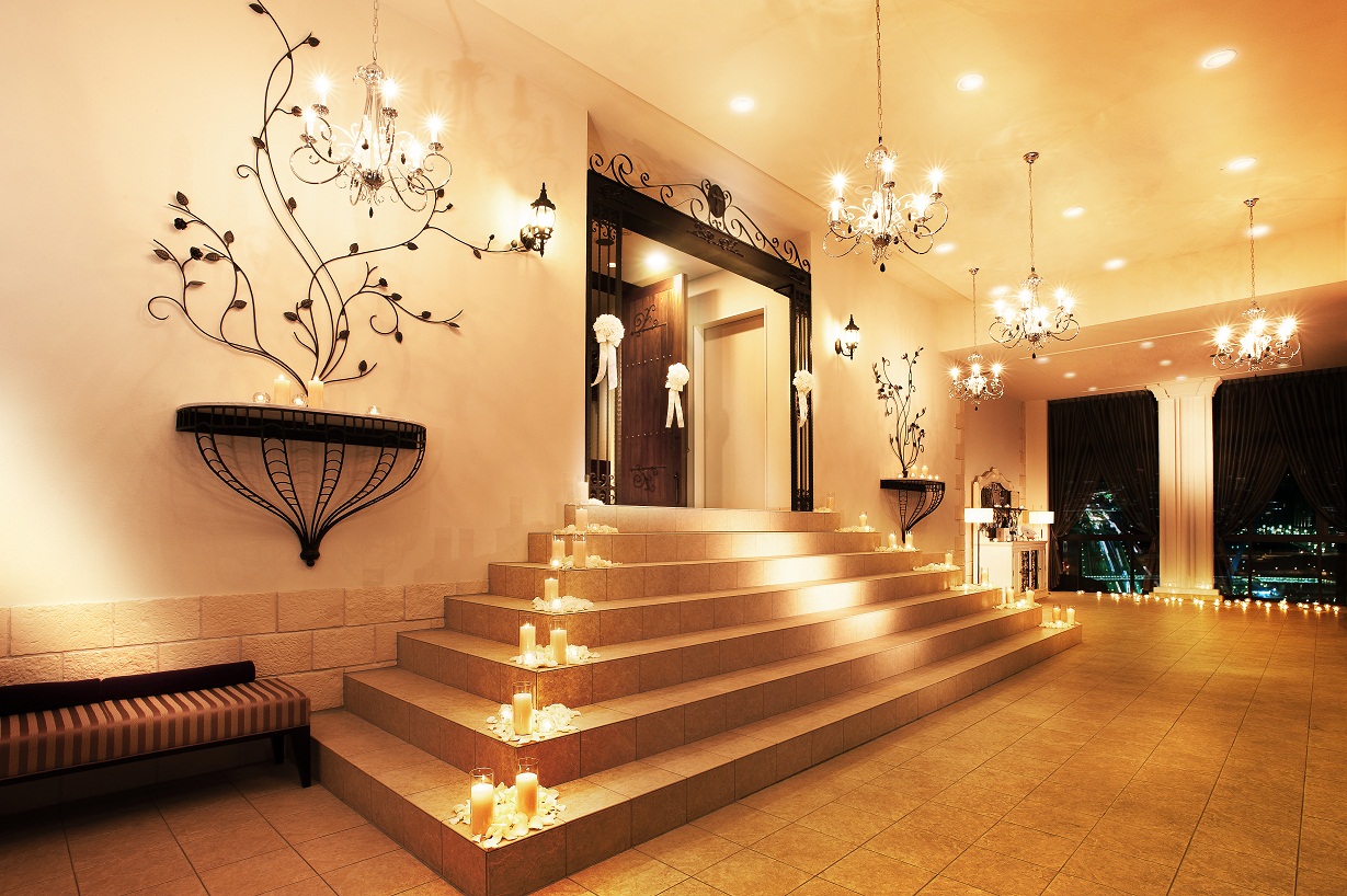 【チャペル入場口】<br />
優しくエレガントな雰囲気の空間は、前撮りでも人気のフォトスポット。