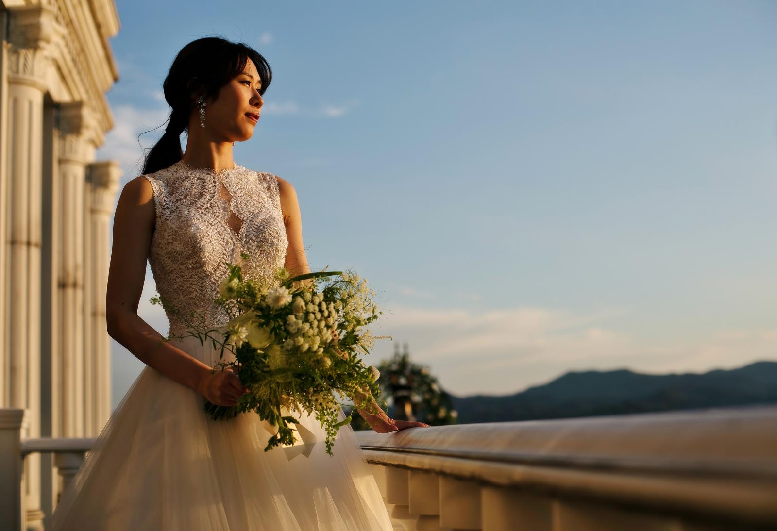 【チャペルバルコニー】<br />
チャペルの外で前撮りは時間帯でドラマチックな写真撮影が可能。