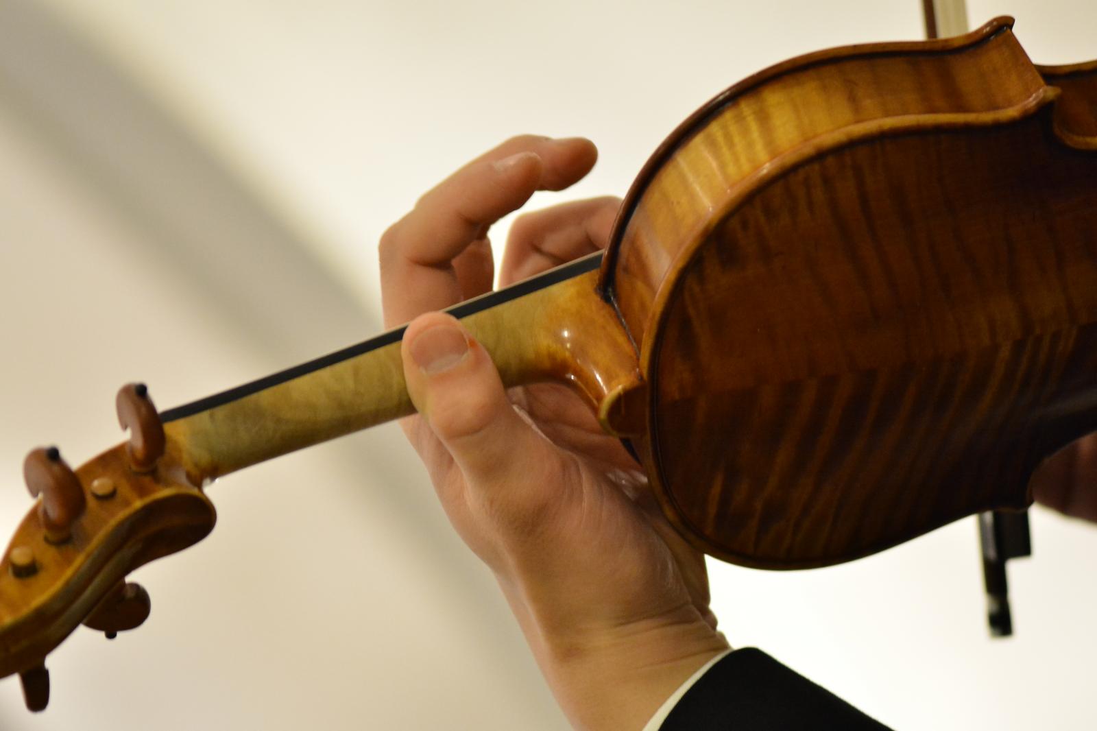 【演奏】<br />
バイオリンやオルガン、ハンドベルの演奏が挙式をより一層神聖な誓いの場に。