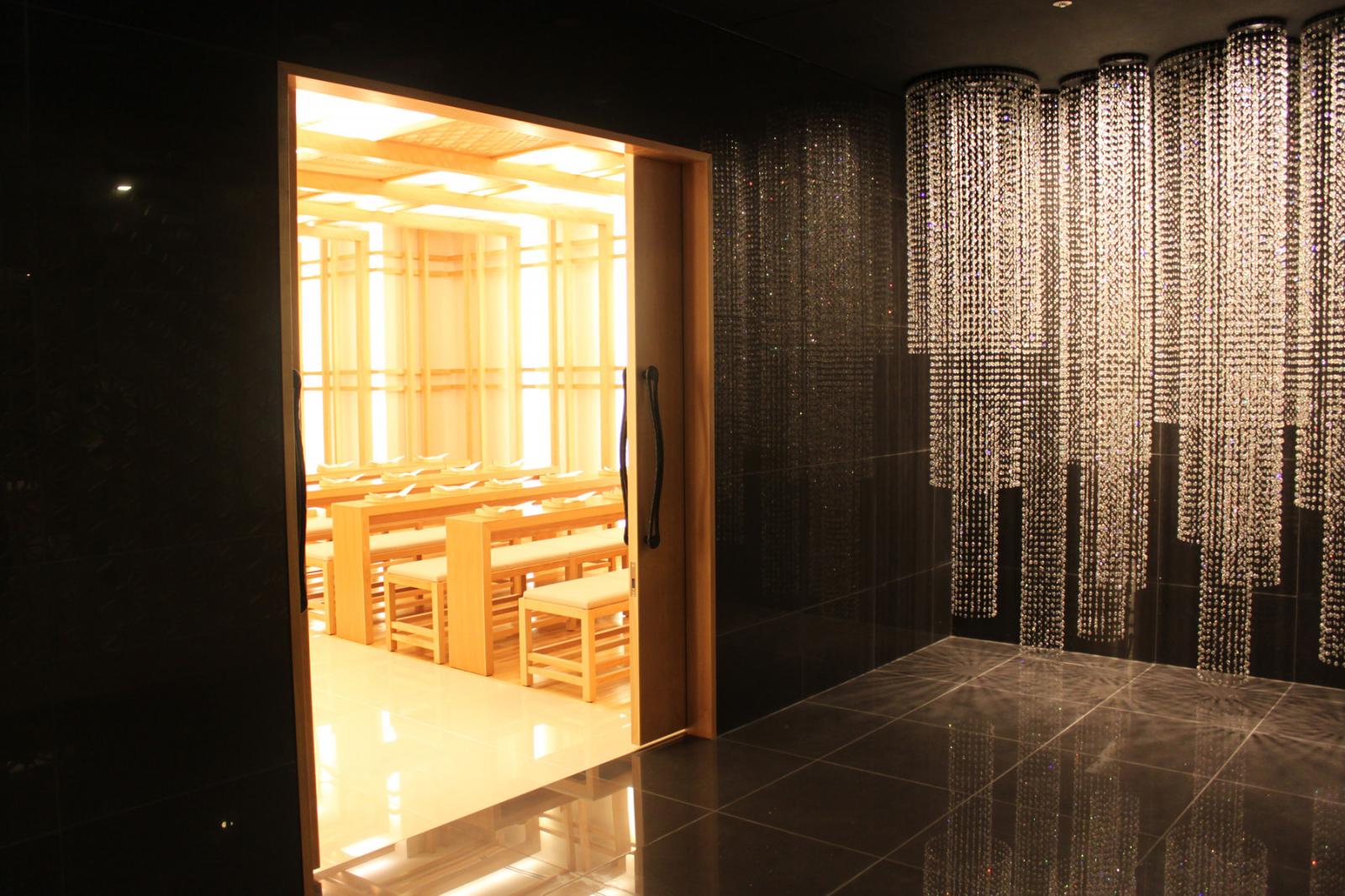 【入場口】<br />
入場前の前室でには黒の大理石が神聖な空間を表現。厳かな気持ちでご入場いただける。