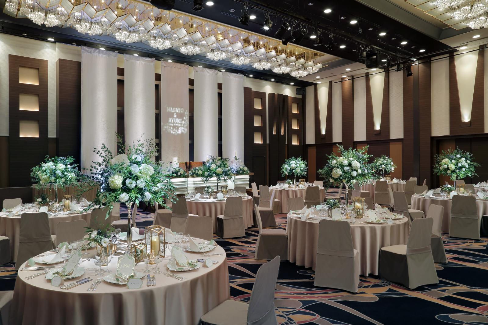 広さと雰囲気の異なる全4つの披露宴会場をご用意。グランドボールルーム「Kajyo」は天井高を活かした光と音楽が織りなすドラマティックな空間が特徴。