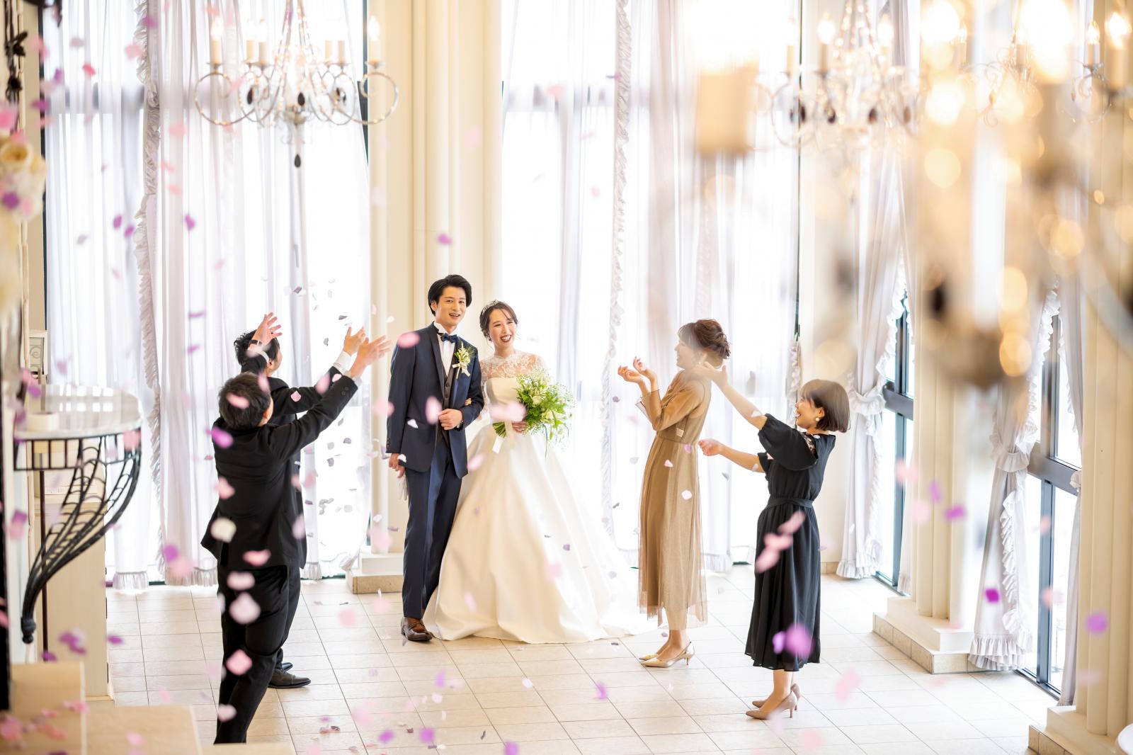 【回廊】<br />
挙式後のセレモニーでお使いいただける華やかで明るい空間。