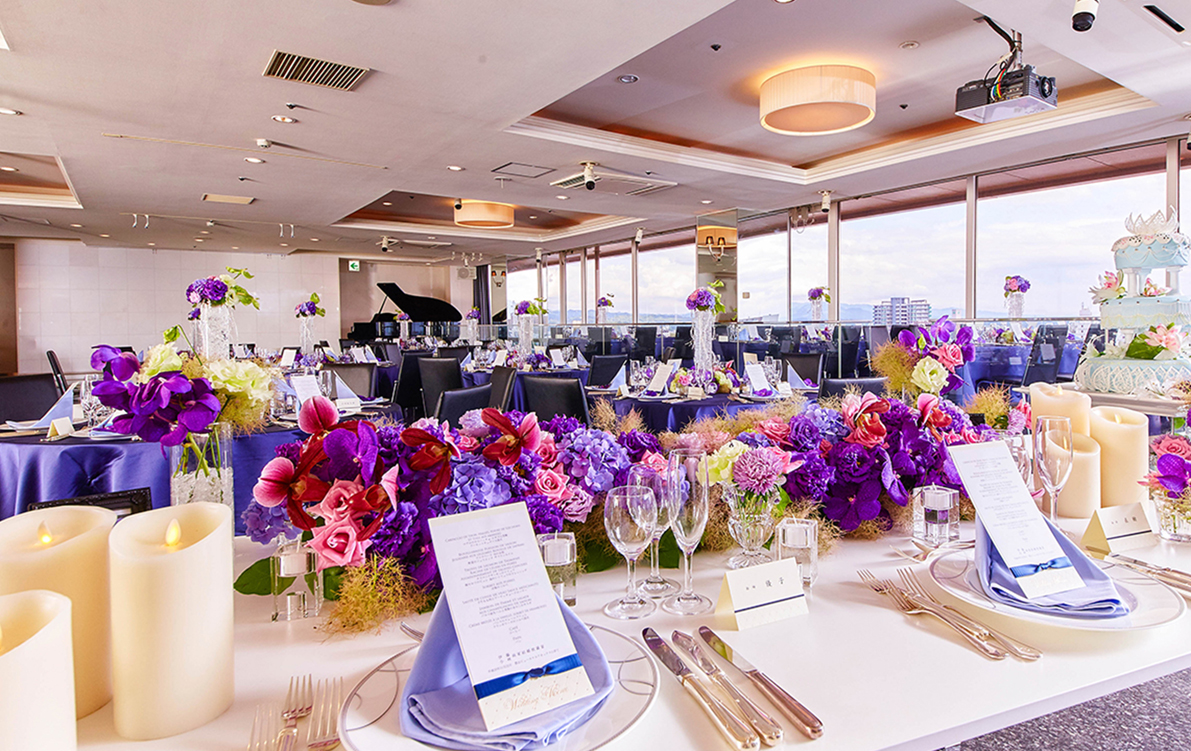 【最大120名着席】大きな窓からはたっぷりの自然光が注がれます