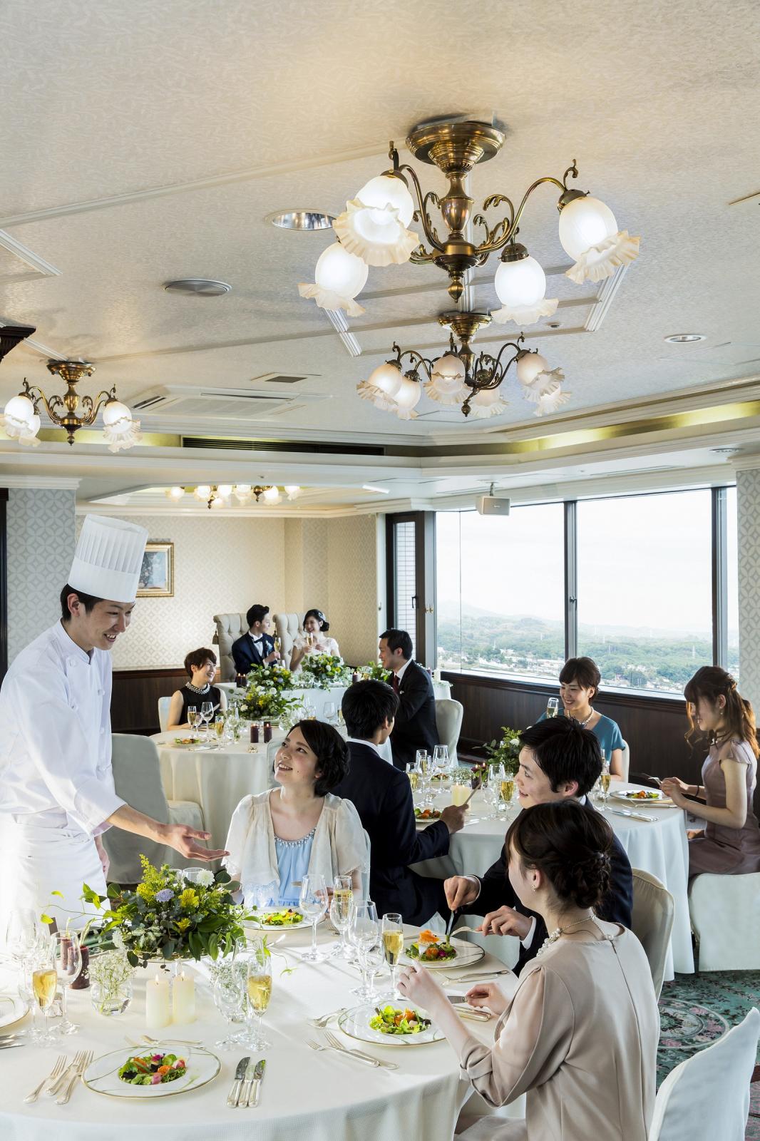 両サイドに広がる景色とお料理でゲストをもてなす