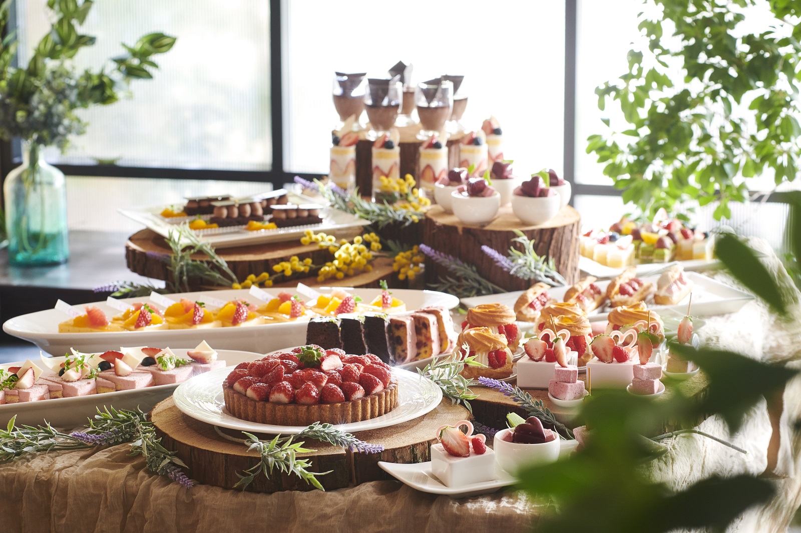 コースの最後にデザートビュッフェはいかがでしょう。ゲストの会話も弾み、印象的なひとときを演出します。