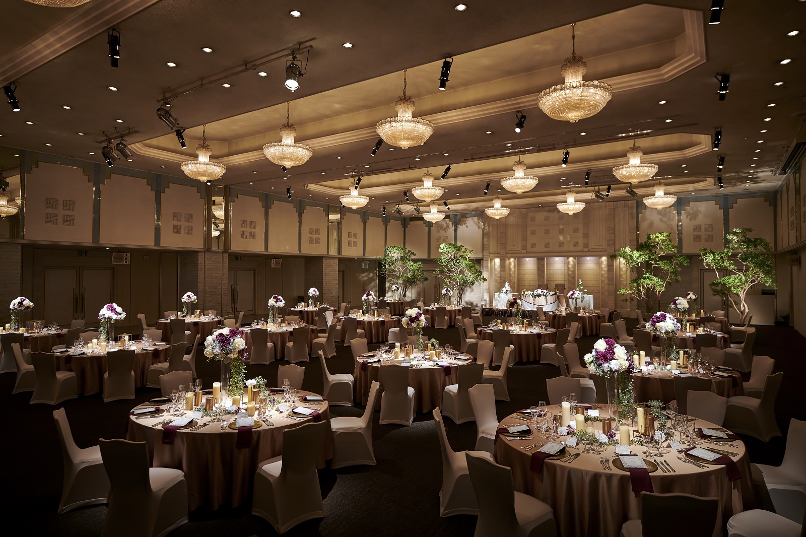 【最大270名着席】天井高6mのゆったりとした空間に豪華なシャンデリアが輝く