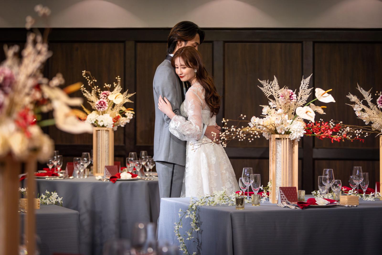 ダークブラウンウッドがお二人をより惹きたてます。