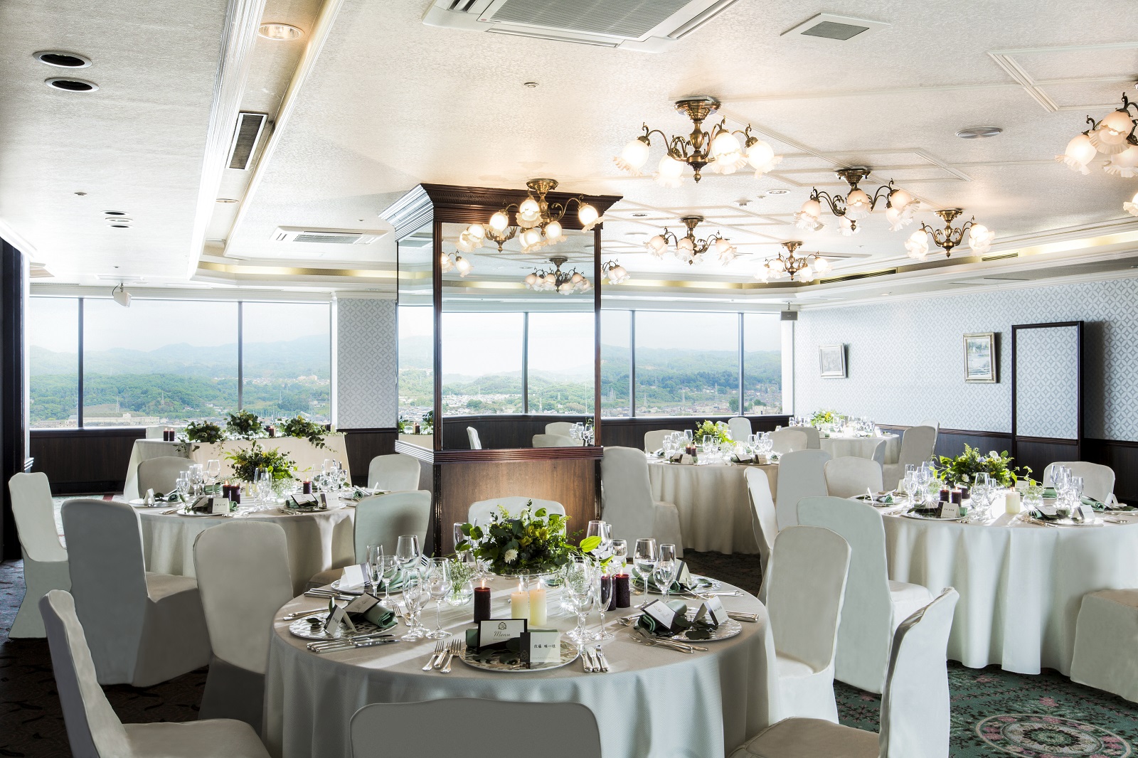 【最大50名着席】フレンチレストランだったころの上品な雰囲気をそのままに。大切なゲストを迎えるにふさわしい空間。