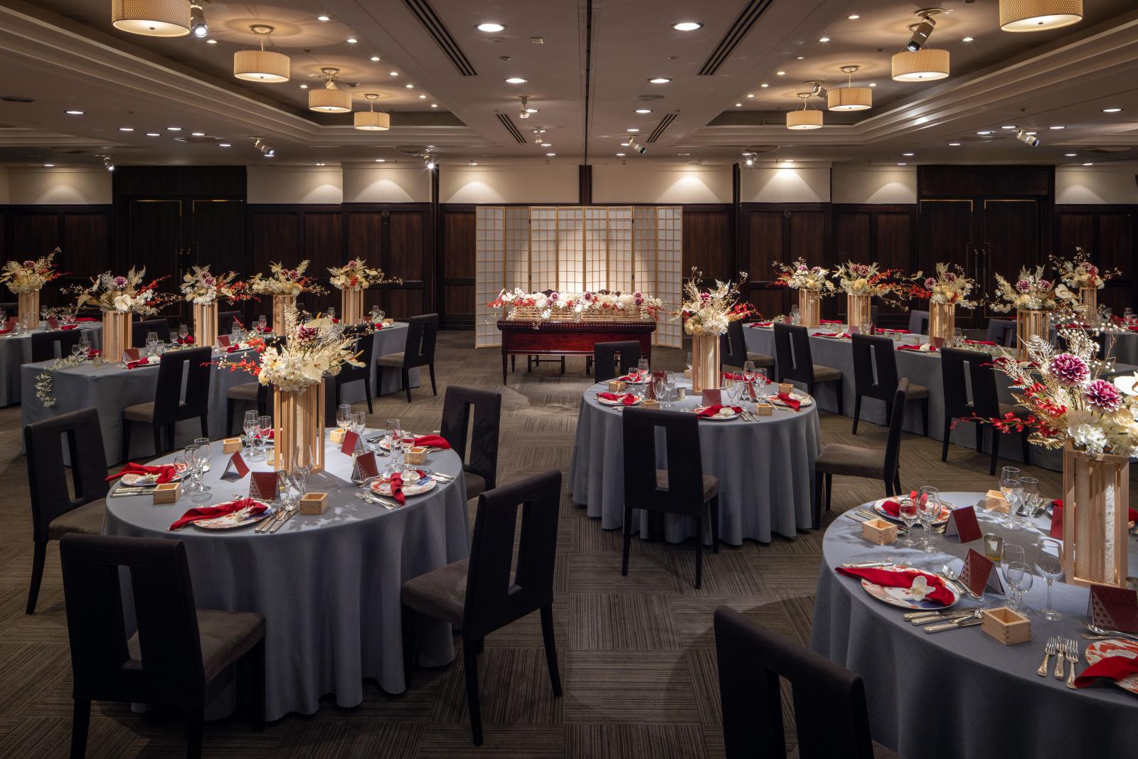 【最大120名着席】ブラウンで統一されたモダンで上品な空間。和装にもドレスにも似合います。