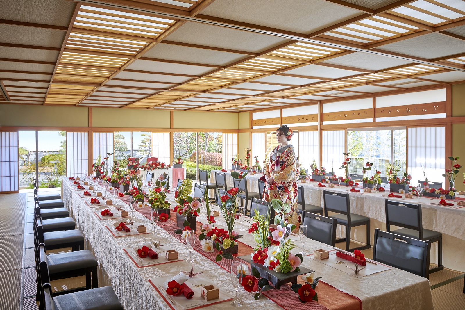 【最大50名様着席】日本庭園を望むお座敷で行う本格和婚。和で統一された空間は、気を引き締めつつ家族とゆったりと過ごせる居心地の良さがあります。