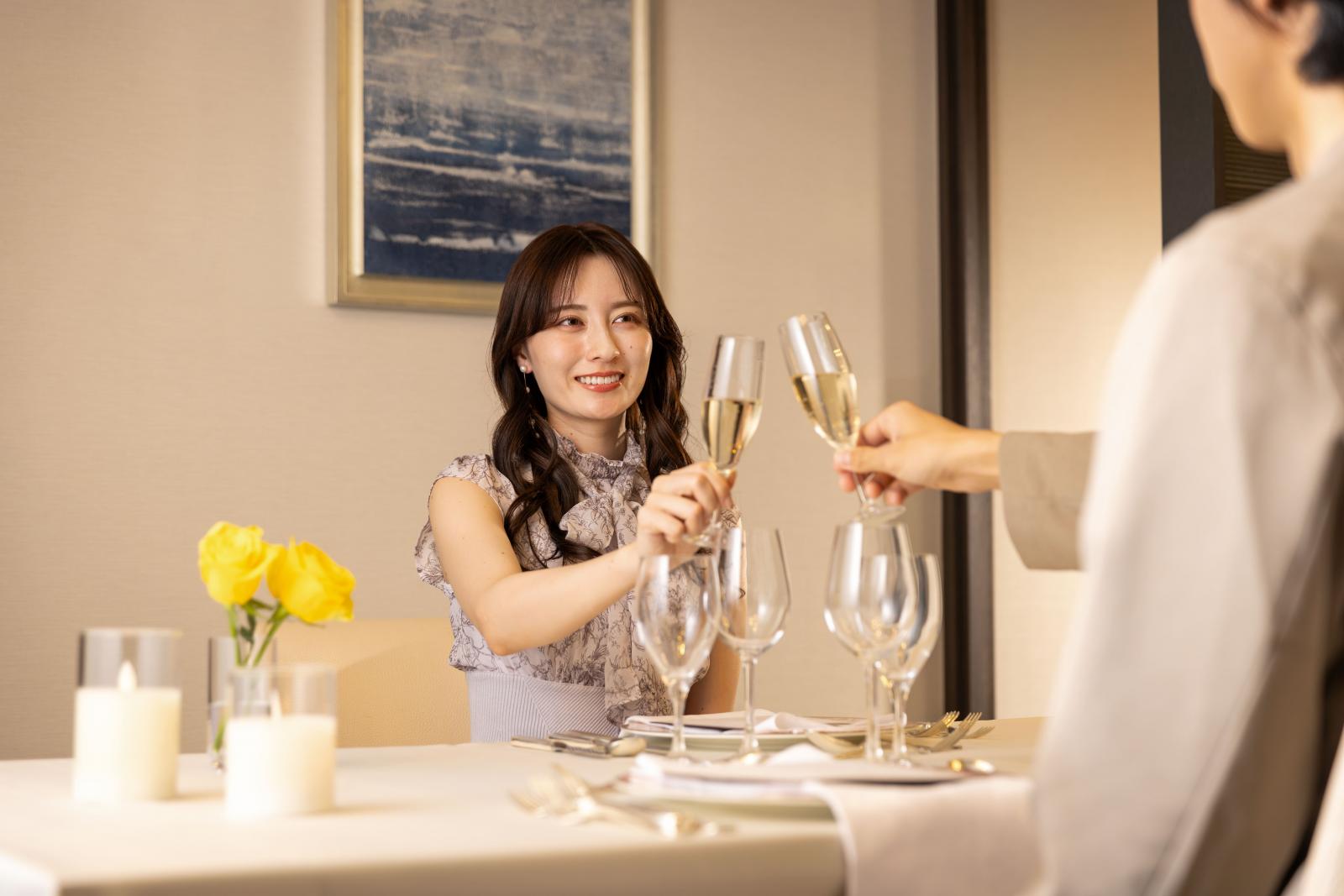 アニバーサリーにはホテルレストランでお食事を楽しんで。