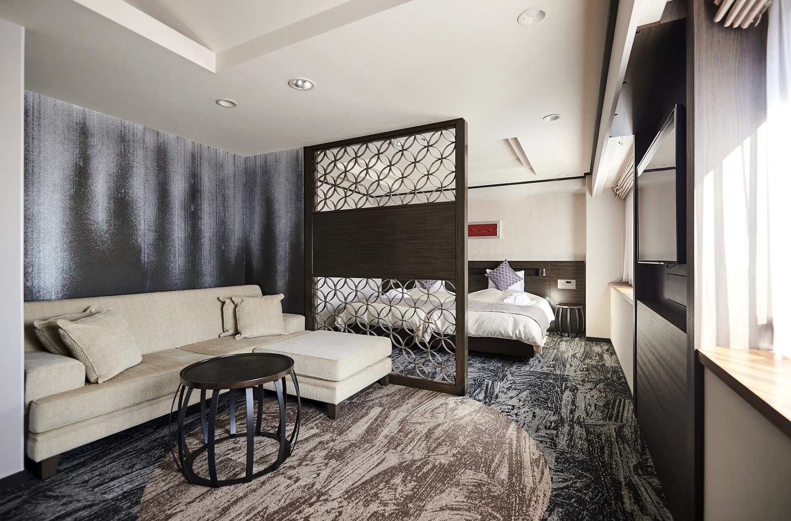 お二人にハネムーンルーム1泊プレゼントしております。