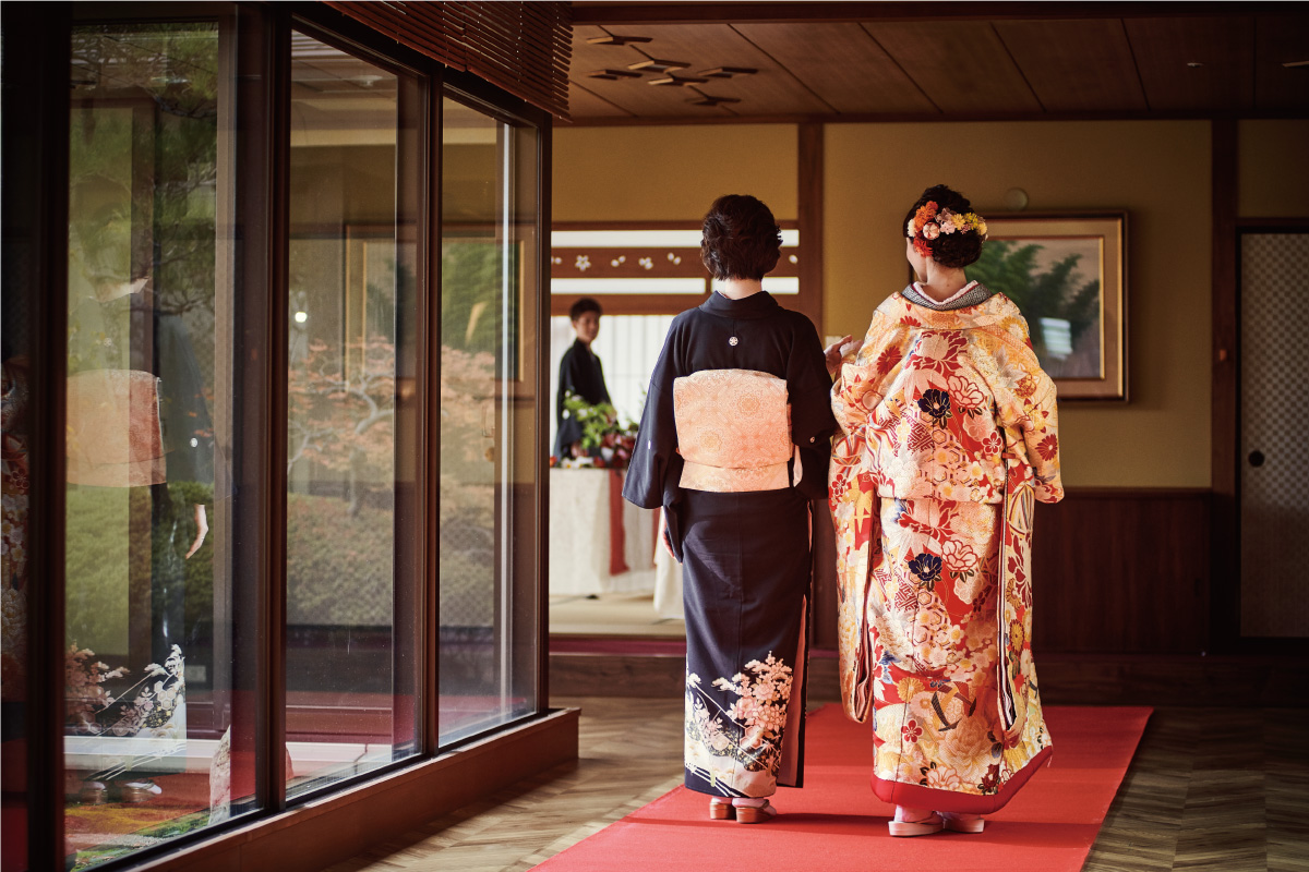日本の伝統衣装に身を包み、心穏やかに過ごす一日。家族とのつながりを強く感じる日本の結婚式をご提案いたします。