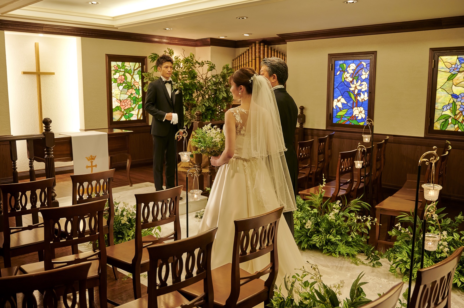 イタリア製のステンドグラスの輝きの中で感動の挙式がはじまる