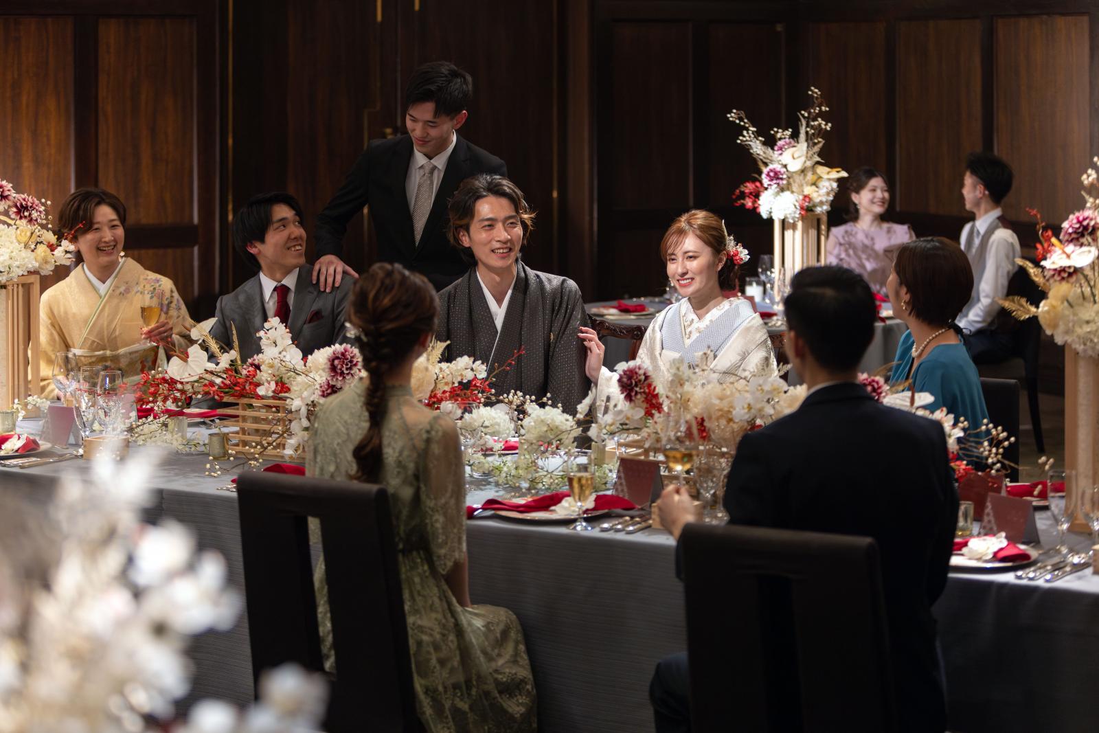 ゲストとテーブルを囲んでリラックスした時間を小越ください。