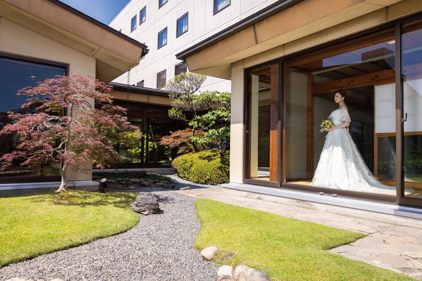 庭園を臨むお座敷でお料理も景色も楽しむ