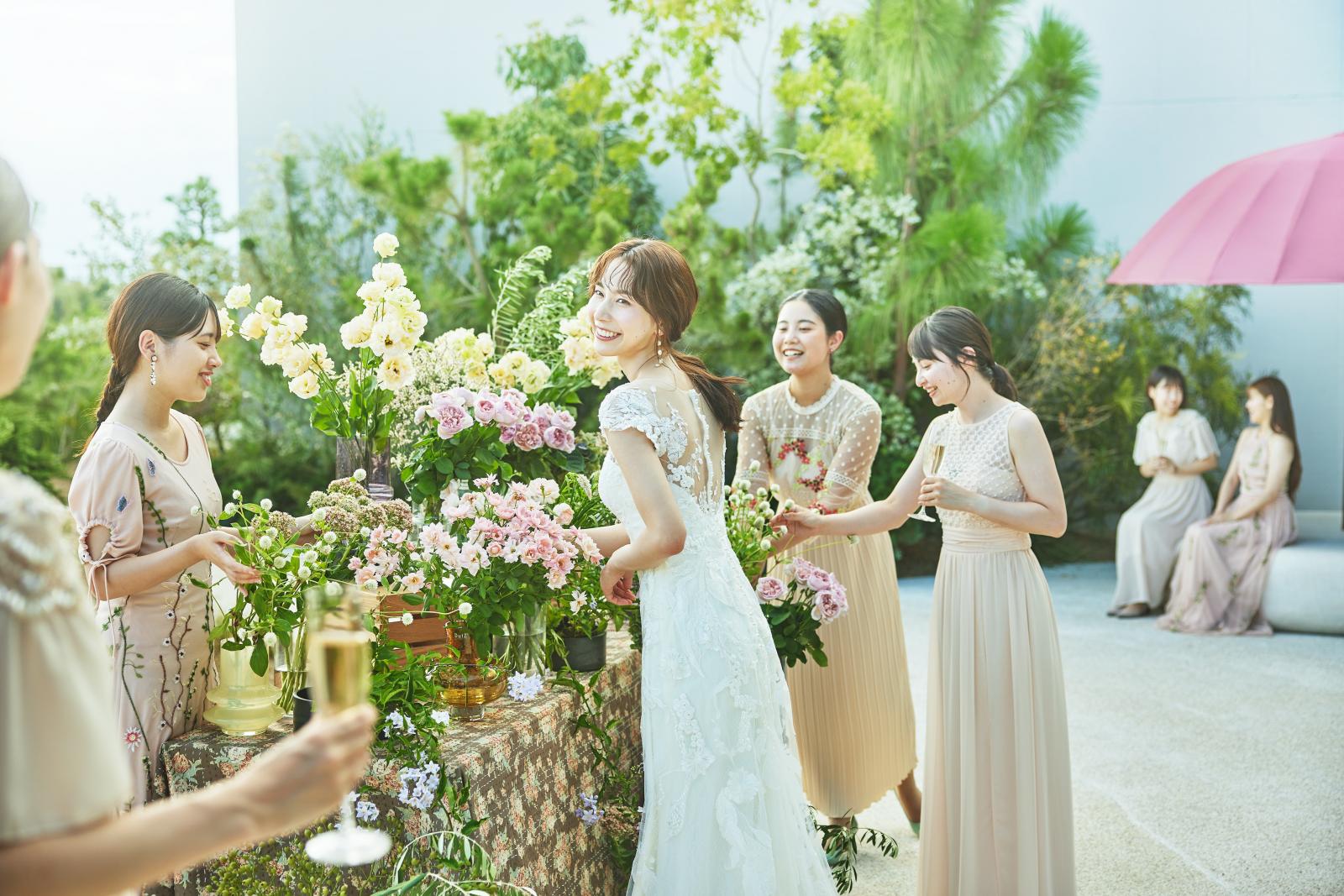お好きなお花を手にとり、パーティ会場のテーブルを飾って