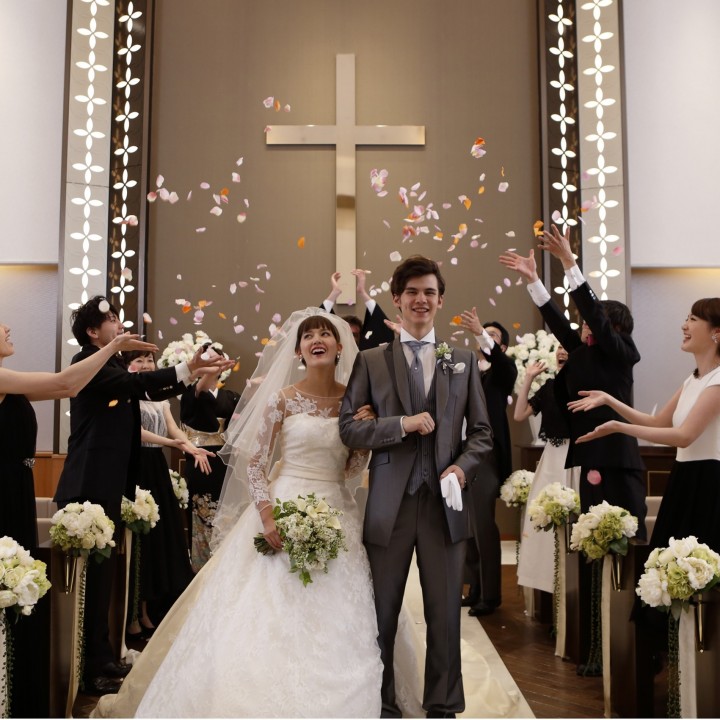 フラワーシャワーはチャペル挙式料金に含まれています。ステキなシーンを是非体感して！