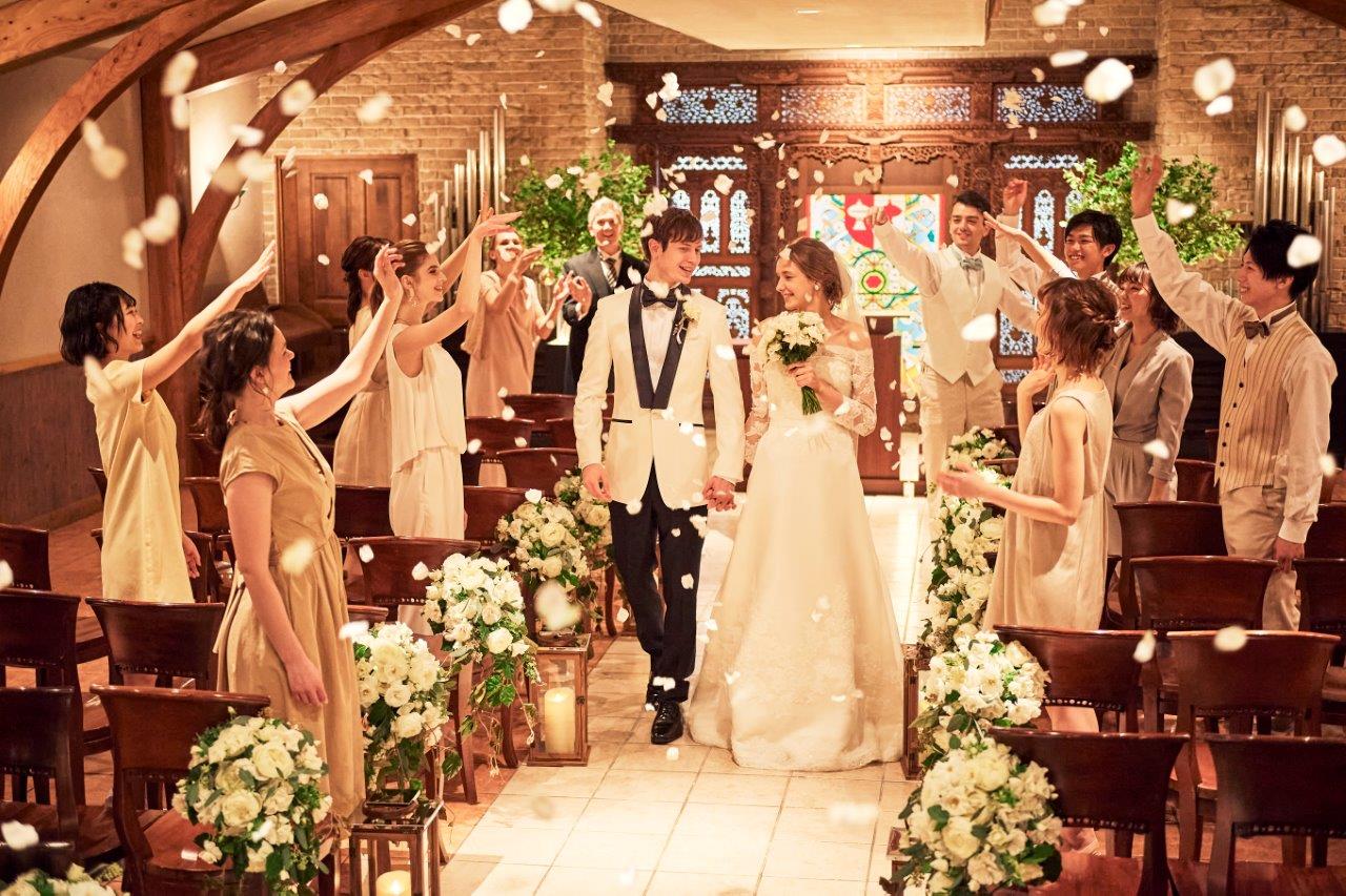 木の温もりと柔らかなキャンドルに包まれ、アンティーク調の温かみのあるチャペル