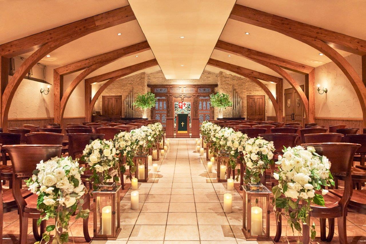 キャンドルと木のぬくもりを感じるアンティーク調のチャペル