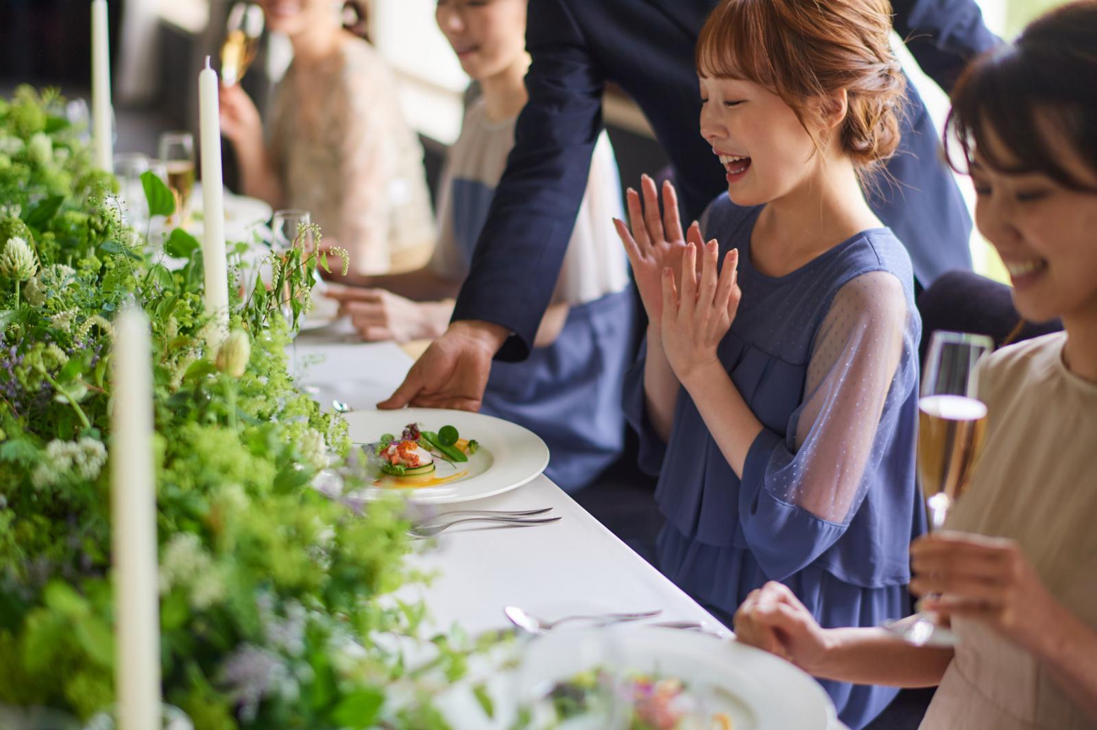 親しいゲストと一緒にアットホームパーティー