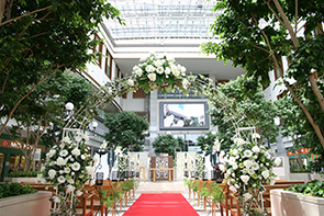 吹き抜けのロビーで行う挙式は解放感抜群！他にはない唯一無二の挙式を楽しんで♪