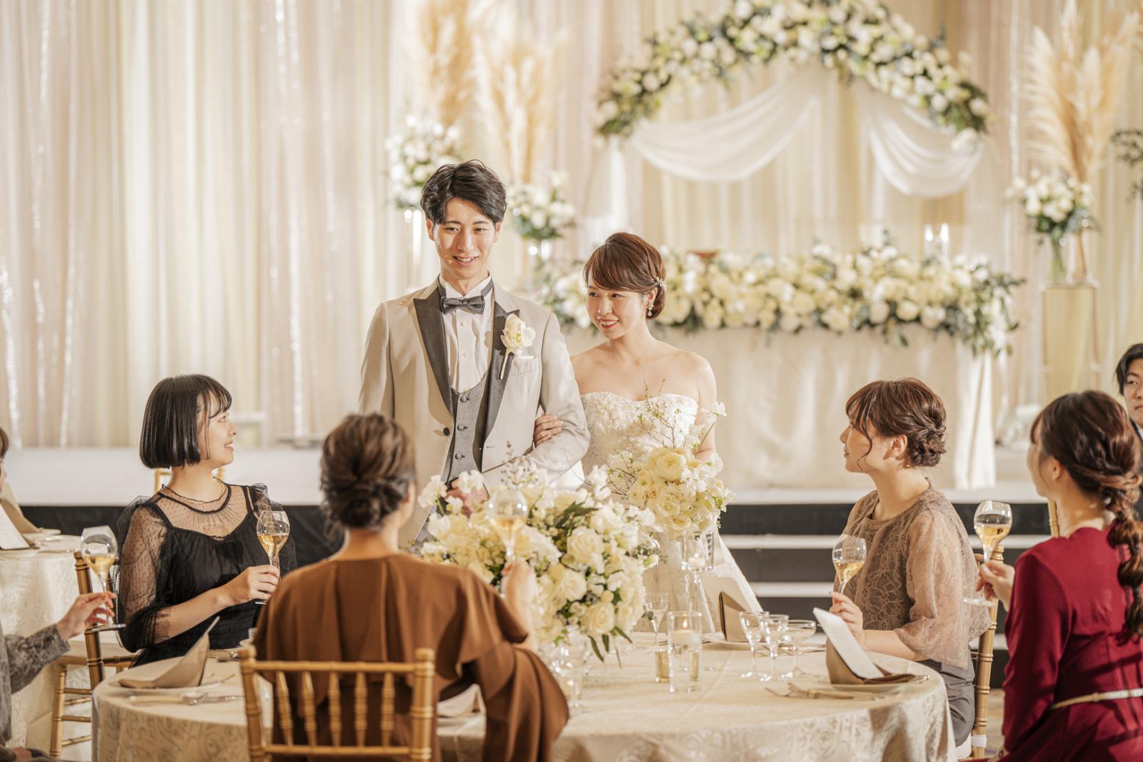 広々とした空間でゆったり過ごすウェディング