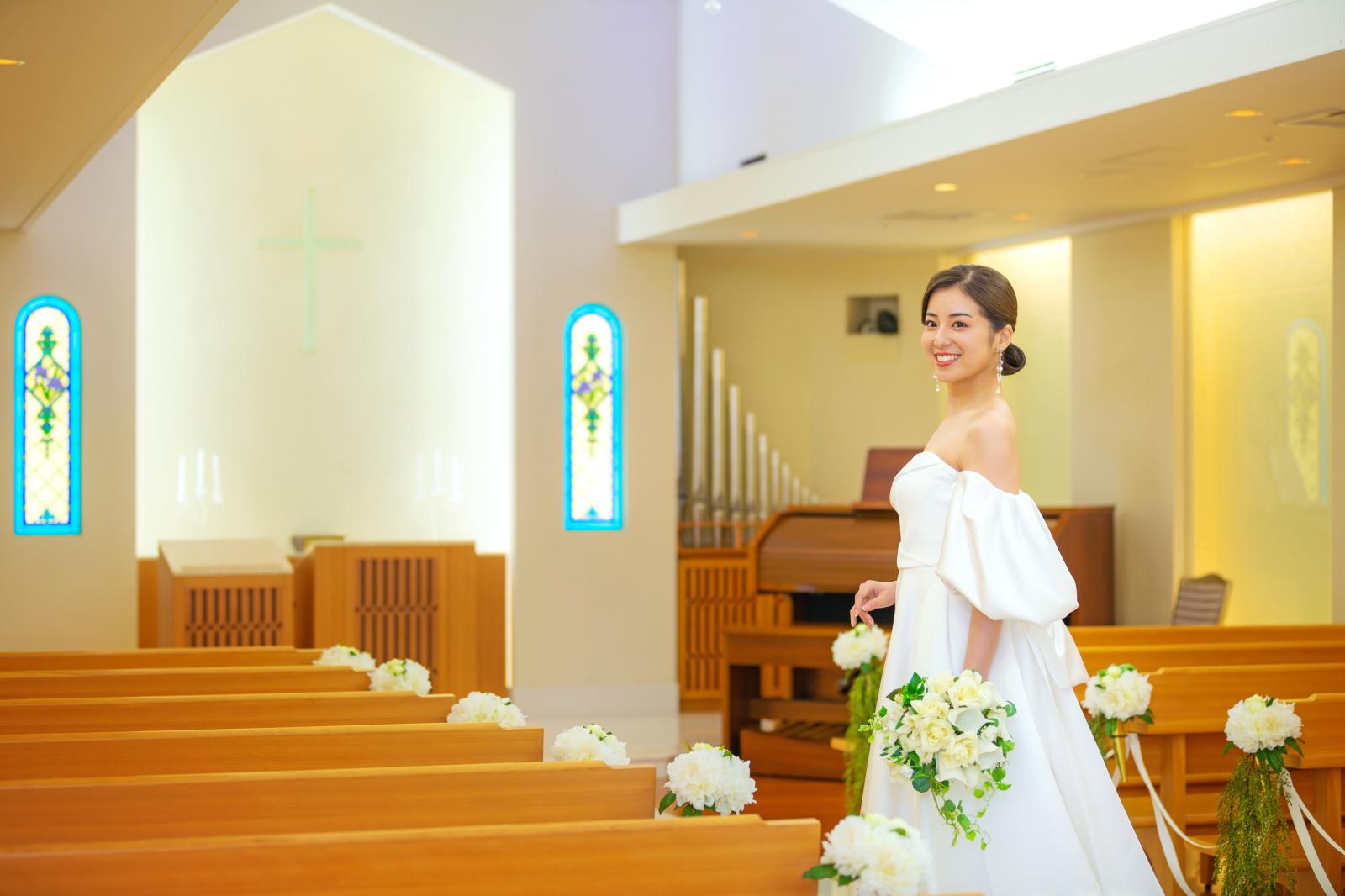 祝福の光が舞い降りる、チャペルウェディング。<br />
ヴァイオリンの演奏によりふたりの挙式が始まります。<br />
パイプオルガンの優雅な音と織りなすハーモニー<br />
記念すべき感動の時間を大切な人と一緒にお過ごしください。