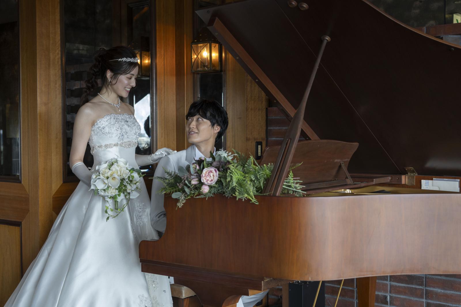 会場内のピアノや調度品が気品あふれる雰囲気を醸し出します。