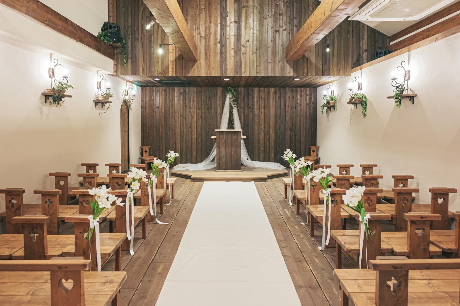 決して煌びやかな場所ではないけれど、みんなが過去と未来を思い描くことができる優しさに包まれる空間。本当に大切な方々との近い距離感で温かな誓いを立てよう。