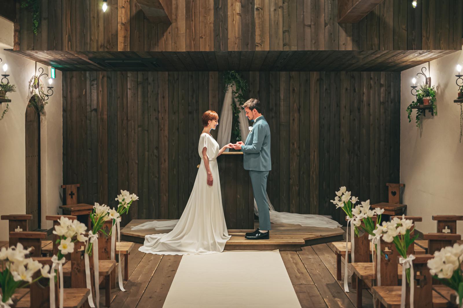 温かさと懐かしさを感じる場所で誓う。木の香り漂うセレモニースペースでは、バウムオリジナルの「想いの交換式」、「人前式」、「キリスト教式」が可能。