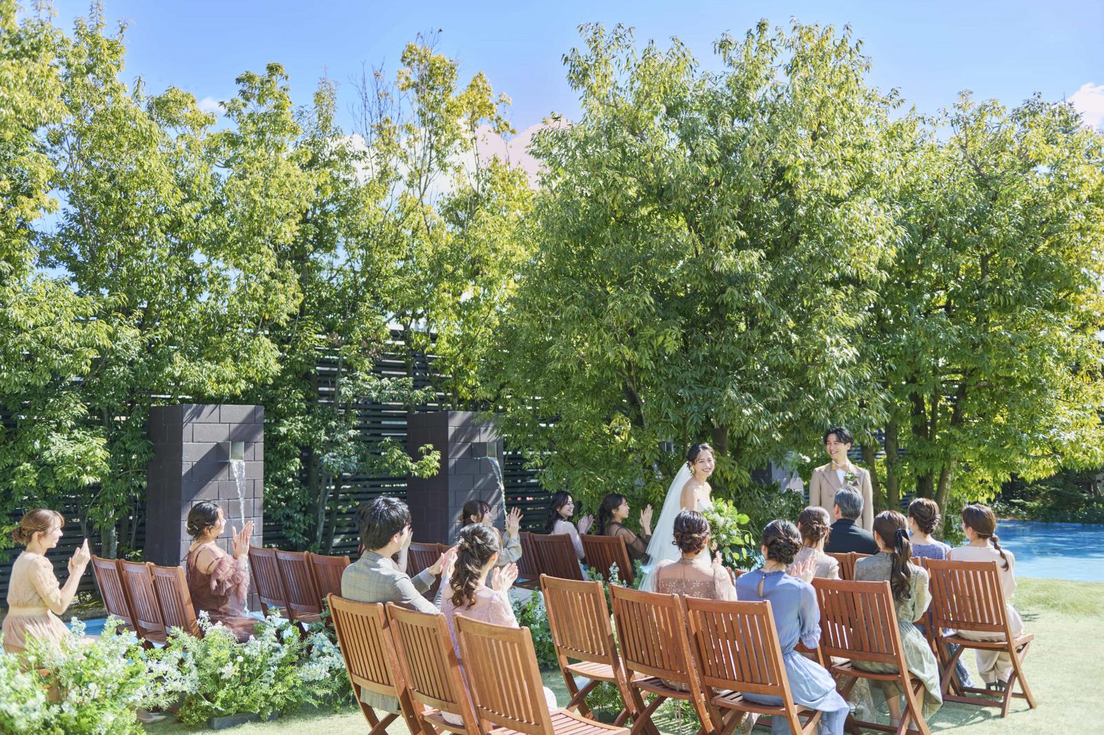 エリア最大規模の貸切ガーデンでは緑に包まれたガーデン挙式が叶う+*<br />
大切なゲストのみなさまに見守れアットホームに自然体で過ごすナチュラルウエディング♪