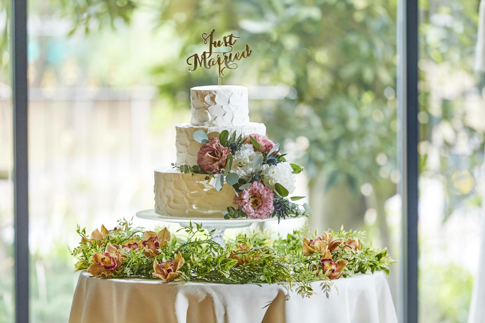 会場コーディネートに合わせたオリジナルウエディングケーキを作成♪